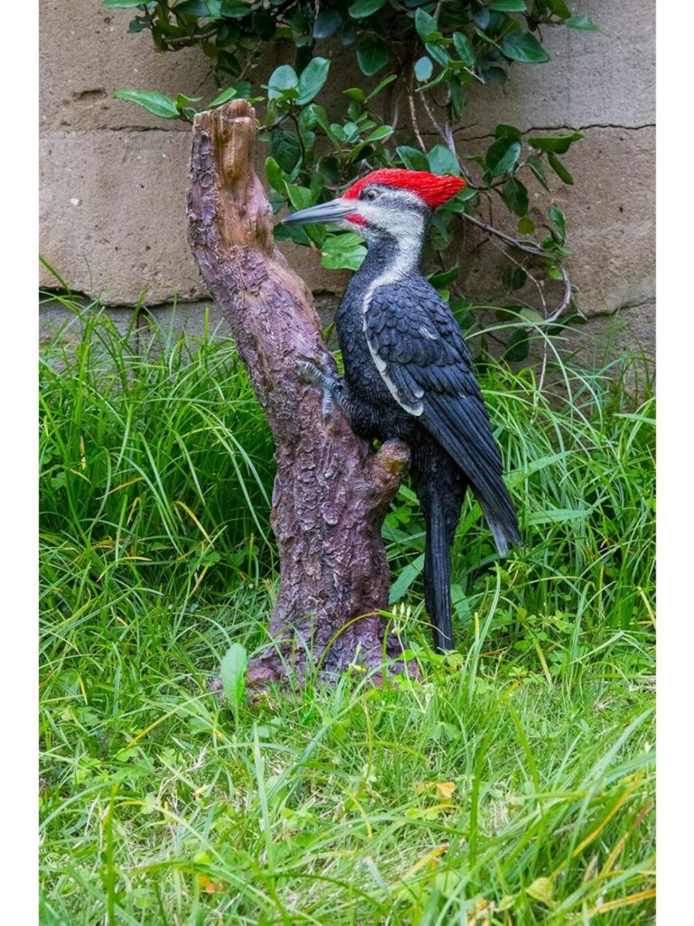 Realistic Pileated Woodpecker Garden Statue - Nature-Inspired Home Décor